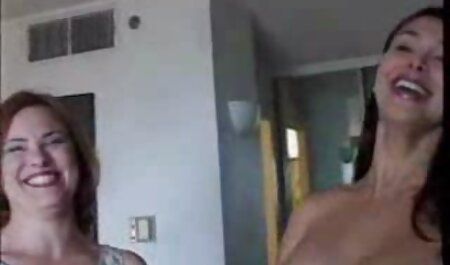 Tóc cô gái với một bông phim sex gái nhật váy là hạnh phúc với tình dục