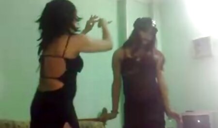 Hai diễn viên phim sex nhat bản gái xinh trên một bể